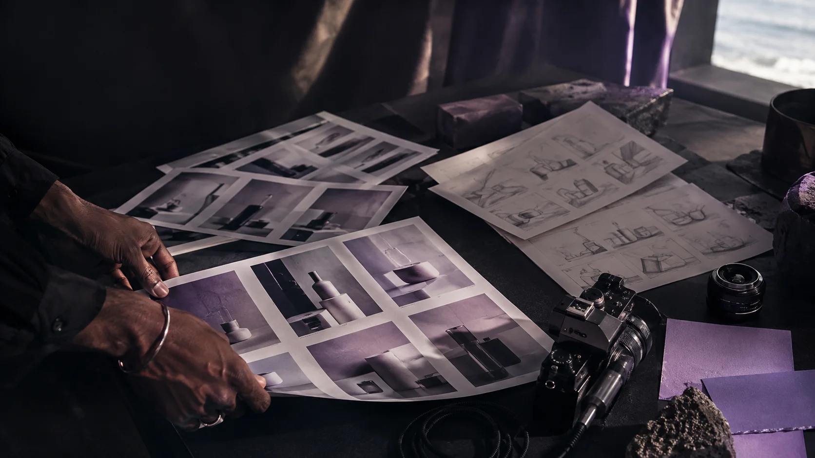 Illustration d’une table de création avec planches visuelles et appareil photo